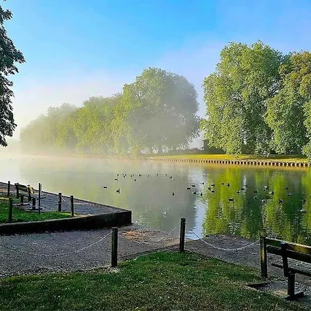 Stylish Studio-Walk To Windsor/Eton/Thames With Car Park Datchet Exterior photo