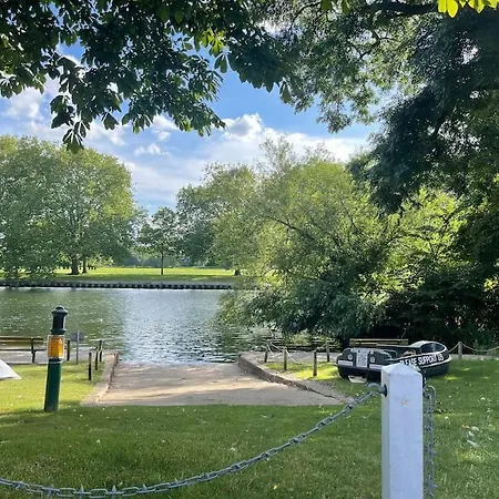 Stylish Studio-Walk To Windsor/Eton/Thames With Car Park Datchet Exterior photo