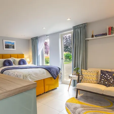 Stylish Studio-Walk To Windsor/Eton/Thames With Car Park Datchet Exterior photo